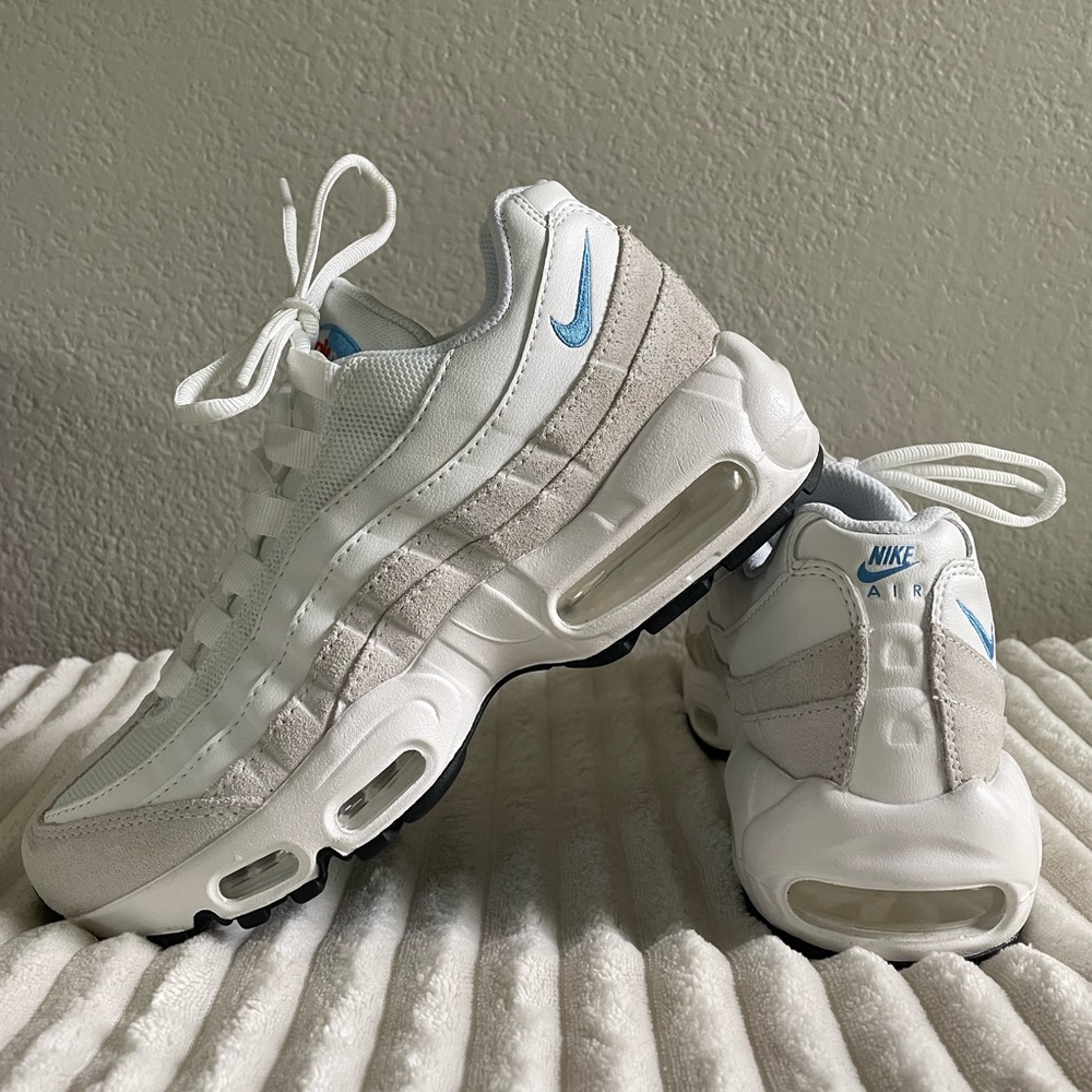 WOMEN'S AIR MAX 95 - SUMMIT WHITE/UNIVERSITY BLUE